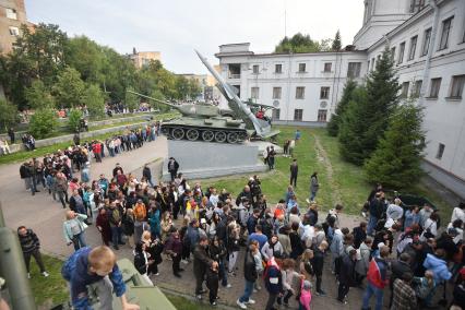 Екатеринбург. Очередь из людей желающих попасть на концерт Юлии Чичериной, на музыкальном фестивале \'Ural music night 2023\'