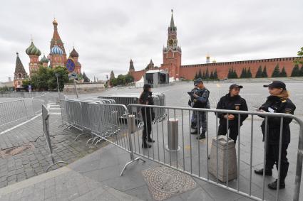 Москва.   Сотрудники полиции  перекрыли  Красную  площадь.