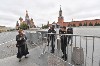 Москва.   Сотрудники полиции  перекрыли  Красную  площадь.