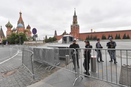 Москва.   Сотрудники полиции  перекрыли  Красную  площадь.