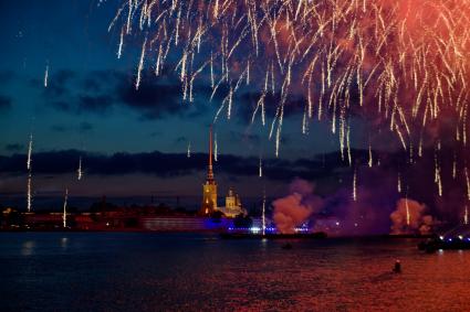 Санкт-Петербург.  Свето-пиротехническое шоу в акватории Невы во время праздника выпускников`Алые паруса`.