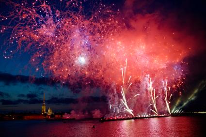 Санкт-Петербург.  Свето-пиротехническое шоу в акватории Невы во время праздника выпускников`Алые паруса`.