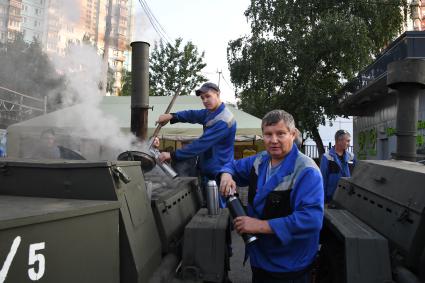 Москва. Ограничения движения на пересечении Липецкой улицы и Каширского шоссе с МКАД. Полевая кухня.