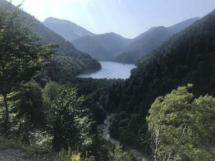 Абхазия. Вид на озеро Рица.