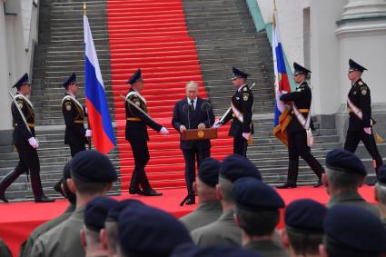 Москва. Президент РФ Владимир Путин во время обращения к подразделениям Министерства обороны РФ, Федеральной службы войск национальной гвардии, Федеральной службы безопасности, Министерства внутренних дел и Федеральной службы охраны, которые обеспечили порядок и законность во время мятежа.