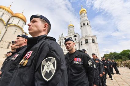 Москва.  Военнослужащие перед обращением президента РФ Владимира Путина  к подразделениям Министерства обороны РФ, Федеральной службы войск национальной гвардии, Федеральной службы безопасности, Министерства внутренних дел и Федеральной службы охраны, которые обеспечили порядок и законность во время мятежа.