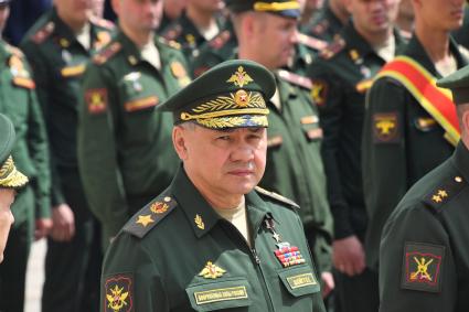 Москва. Министр обороны Сергей Шойгу (в центре)перед обращением президента РФ Владимира Путина к подразделениям Министерства обороны РФ, Федеральной службы войск национальной гвардии, Федеральной службы безопасности, Министерства внутренних дел и Федеральной службы охраны, которые обеспечили порядок и законность во время мятежа.