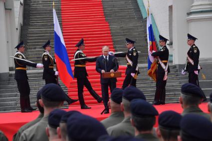 Москва. Президент РФ Владимир Путин во время обращения к подразделениям Министерства обороны РФ, Федеральной службы войск национальной гвардии, Федеральной службы безопасности, Министерства внутренних дел и Федеральной службы охраны, которые обеспечили порядок и законность во время мятежа.