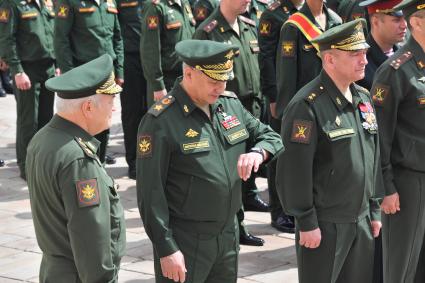 Москва.  Министр обороны Сергей Шойгу  (в центре)перед обращением президента РФ Владимира Путина  к подразделениям Министерства обороны РФ, Федеральной службы войск национальной гвардии, Федеральной службы безопасности, Министерства внутренних дел и Федеральной службы охраны, которые обеспечили порядок и законность во время мятежа.