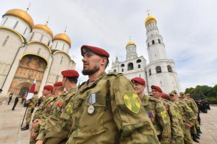 Москва.  Военнослужащие перед обращением президента РФ Владимира Путина  к подразделениям Министерства обороны РФ, Федеральной службы войск национальной гвардии, Федеральной службы безопасности, Министерства внутренних дел и Федеральной службы охраны, которые обеспечили порядок и законность во время мятежа.