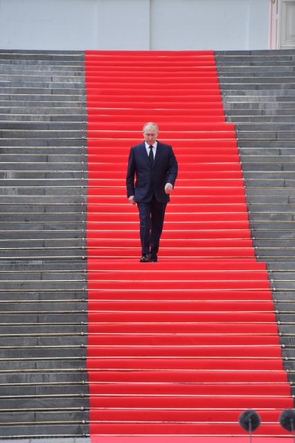 Москва. Президент РФ Владимир Путин во время обращения к подразделениям Министерства обороны РФ, Федеральной службы войск национальной гвардии, Федеральной службы безопасности, Министерства внутренних дел и Федеральной службы охраны, которые обеспечили порядок и законность во время мятежа.