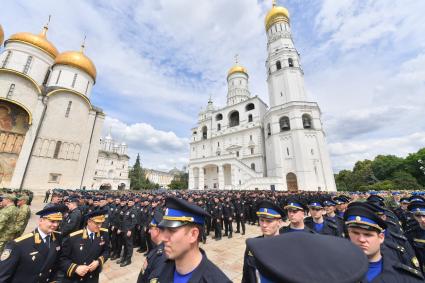 Москва.  Военнослужащие перед обращением президента РФ Владимира Путина  к подразделениям Министерства обороны РФ, Федеральной службы войск национальной гвардии, Федеральной службы безопасности, Министерства внутренних дел и Федеральной службы охраны, которые обеспечили порядок и законность во время мятежа.