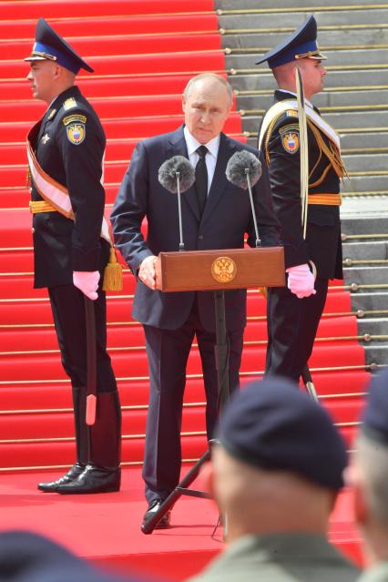 Москва.   Президент РФ Владимир Путин во время обращения  к подразделениям Министерства обороны РФ, Федеральной службы войск национальной гвардии, Федеральной службы безопасности, Министерства внутренних дел и Федеральной службы охраны, которые обеспечили порядок и законность во время мятежа.