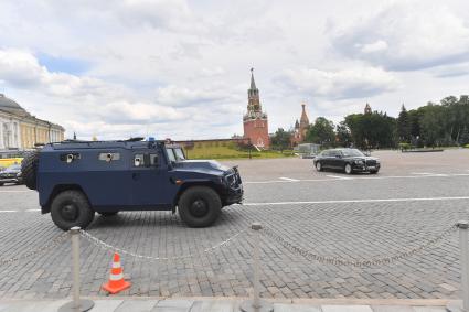 Москва.   Броневая машина на Ивановской площади кремля.