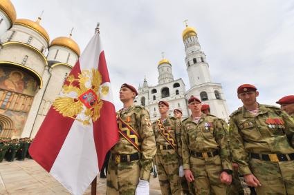 Москва.  Военнослужащие перед обращением президента РФ Владимира Путина  к подразделениям Министерства обороны РФ, Федеральной службы войск национальной гвардии, Федеральной службы безопасности, Министерства внутренних дел и Федеральной службы охраны, которые обеспечили порядок и законность во время мятежа.