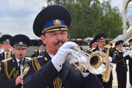 Москва.  Оркестр Президентского полка после  выступления президента РФ Путина перед личным составом подразделений Министерства обороны, Федеральной службы войск национальной гвардии, Федеральной службы безопасности, Министерства внутренних дел и Федеральной службы охраны, которые обеспечили порядок и законность во время мятежа.