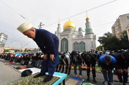 Москва. Мусульмане во время намаза в день праздника жертвоприношения Курбан-Байрам у Соборной мечети.