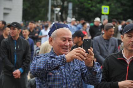 Москва. Мусульманин после намаза в день праздника жертвоприношения Курбан-Байрам у Соборной мечети.