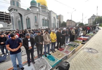 Москва. Мусульмане во время намаза в день праздника жертвоприношения Курбан-Байрам у Соборной мечети.