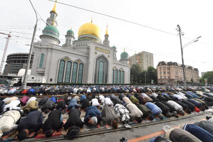 Москва. Мусульмане во время намаза в день праздника жертвоприношения Курбан-Байрам у Соборной мечети.