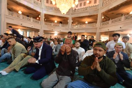 Москва. Мусульмане во время намаза в день праздника жертвоприношения Курбан-Байрам в Соборной мечети.