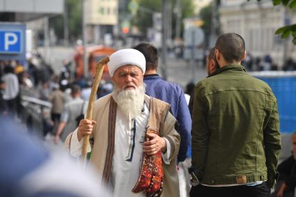 Москва. Мусульманин направляется в Соборную мечеть для намаза в день праздника жертвоприношения Курбан-Байрам.