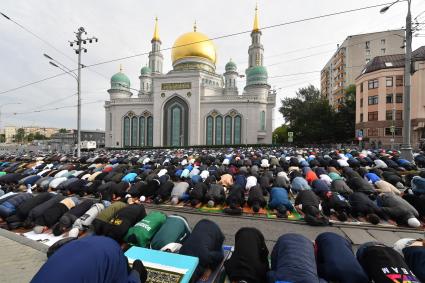 Москва. Мусульмане во время намаза в день праздника жертвоприношения Курбан-Байрам у Соборной мечети.