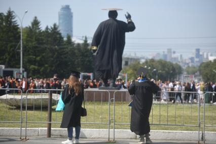 Екатеринбург. Студенты УрФУ перед вручением дипломов об окончании обучения