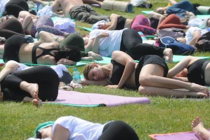 Москва. Участники во время   фестиваля YogaDay, приуроченного к Международному дню йоги, на территории музея-заповедника `Царицыно`.