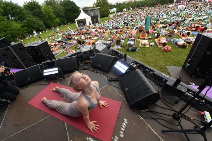 Москва. Участники во время   фестиваля YogaDay, приуроченного к Международному дню йоги, на территории музея-заповедника `Царицыно`.