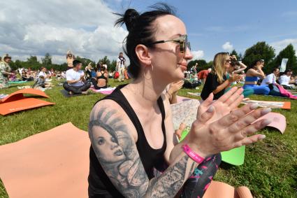 Москва. Участники во время   фестиваля YogaDay, приуроченного к Международному дню йоги, на территории музея-заповедника `Царицыно`.