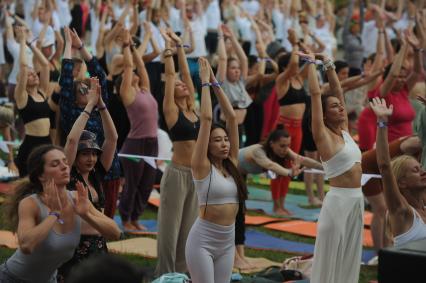 Москва. Участники во время   фестиваля YogaDay, приуроченного к Международному дню йоги, на территории музея-заповедника `Царицыно`.