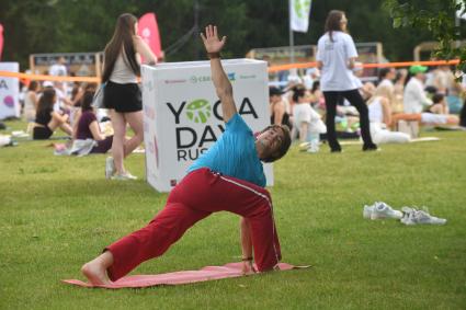 Москва. Участники во время   фестиваля YogaDay, приуроченного к Международному дню йоги, на территории музея-заповедника `Царицыно`.