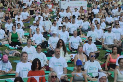 Москва. Участники во время   фестиваля YogaDay, приуроченного к Международному дню йоги, на территории музея-заповедника `Царицыно`.