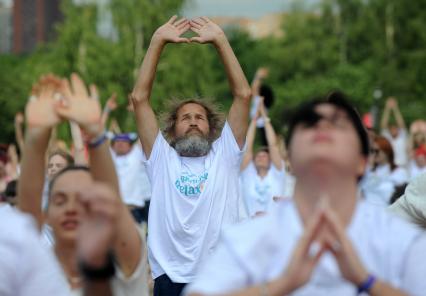 Москва. Участники во время   фестиваля YogaDay, приуроченного к Международному дню йоги, на территории музея-заповедника `Царицыно`.