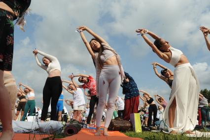 Москва. Участники во время   фестиваля YogaDay, приуроченного к Международному дню йоги, на территории музея-заповедника `Царицыно`.