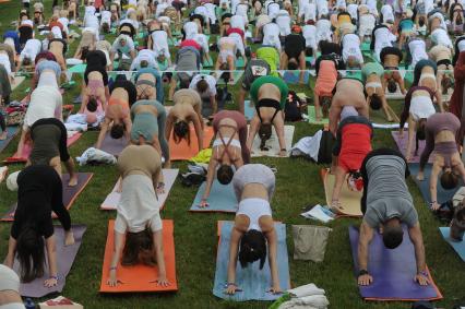 Москва. Участники во время   фестиваля YogaDay, приуроченного к Международному дню йоги, на территории музея-заповедника `Царицыно`.