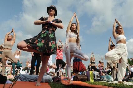 Москва. Участники во время   фестиваля YogaDay, приуроченного к Международному дню йоги, на территории музея-заповедника `Царицыно`.