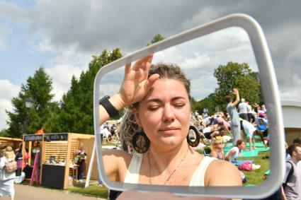 Москва. Участники во время   фестиваля YogaDay, приуроченного к Международному дню йоги, на территории музея-заповедника `Царицыно`.