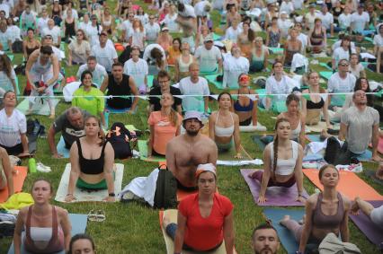 Москва. Участники во время   фестиваля YogaDay, приуроченного к Международному дню йоги, на территории музея-заповедника `Царицыно`.