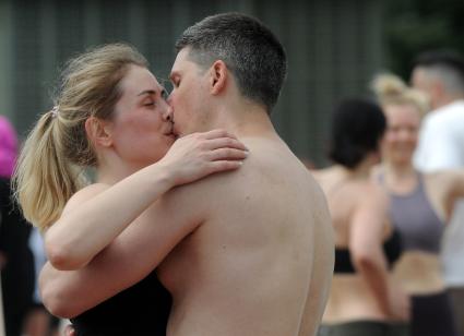 Москва. Участники во время   фестиваля YogaDay, приуроченного к Международному дню йоги, на территории музея-заповедника `Царицыно`.