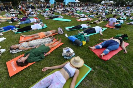 Москва. Участники во время   фестиваля YogaDay, приуроченного к Международному дню йоги, на территории музея-заповедника `Царицыно`.