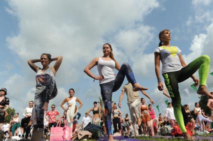 Москва. Участники во время   фестиваля YogaDay, приуроченного к Международному дню йоги, на территории музея-заповедника `Царицыно`.