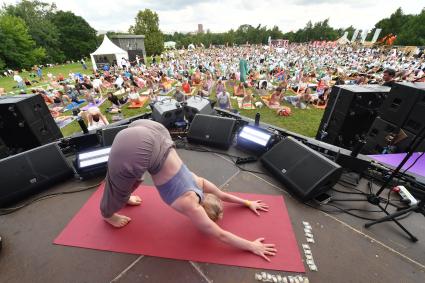 Москва. Участники во время   фестиваля YogaDay, приуроченного к Международному дню йоги, на территории музея-заповедника `Царицыно`.