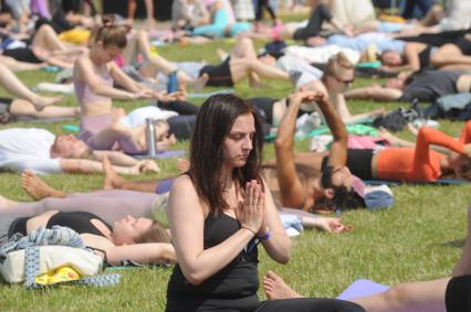 Москва. Участники во время   фестиваля YogaDay, приуроченного к Международному дню йоги, на территории музея-заповедника `Царицыно`.