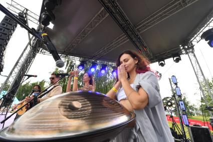 Москва. Участники во время   фестиваля YogaDay, приуроченного к Международному дню йоги, на территории музея-заповедника `Царицыно`.