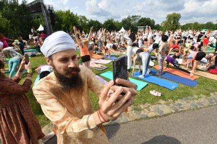 Москва. Участники во время   фестиваля YogaDay, приуроченного к Международному дню йоги, на территории музея-заповедника `Царицыно`.