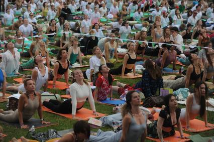 Москва. Участники во время   фестиваля YogaDay, приуроченного к Международному дню йоги, на территории музея-заповедника `Царицыно`.