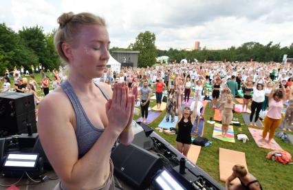 Москва. Участники во время   фестиваля YogaDay, приуроченного к Международному дню йоги, на территории музея-заповедника `Царицыно`.