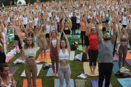 Москва. Участники во время   фестиваля YogaDay, приуроченного к Международному дню йоги, на территории музея-заповедника `Царицыно`.